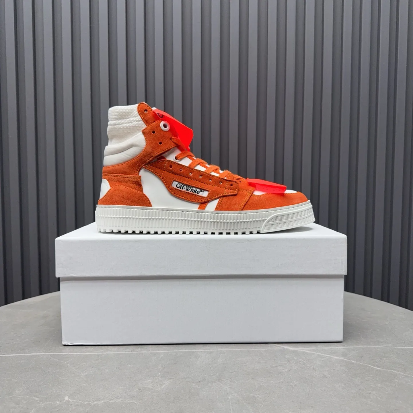 Men's shoes💰740 OFF WHITE ⚡️Couple style⚡️The latest spring style street casual shoes, released with the highest quality version on the market👊Series original mold opening, original lasting, production technology 1:1 original version➰🔜The best choice for more and more celebrities and Internet celebrities🔸In the classics Changes in the code🔸Innovate in the trend🔸Strive to break away from the shackles of bad street design🔝Although he is not the originator of fashion design, he is definitely a shining dark horse in avant-garde design🐴🆙Do not follow the trend🔅Not universal beauty🔅 Fabric💯First-layer cowhide Lining💯Imported skin-friendly and environmentally friendly polyester mesh Foot pads💯Original molded high-elastic environmentally friendly molding pads Midsole💯Made with original last-last technology Outsole💯Rubber outsole Packaging💯Official website synchronizes full set of packaging (brand wrapping paper, brand certificate, brand cloth bag) Code numbers 35-44, 45 46 Customized